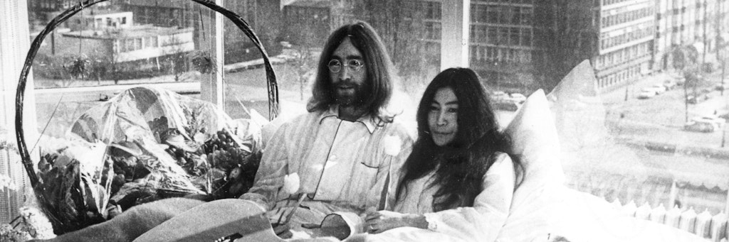 John Lennon und Yoko Ono im August 1976 bei einer Pressekonferenz in Amsterdam.