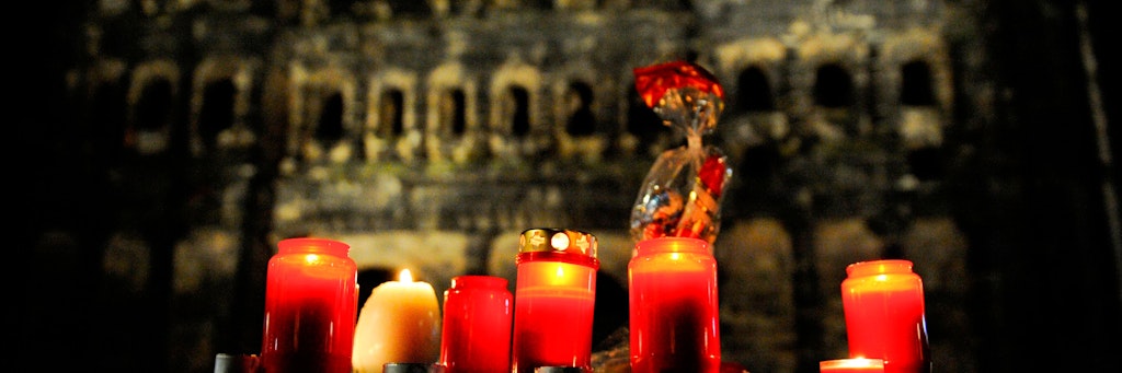 Kerzen vor der Porta Nigra in der Innenstadt von Trier erinnern an die fünf Toten und 14 Verletzten nach der Amokfahrt vom Dienstag.