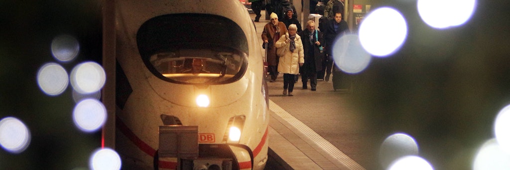ICE, gesehen durch die Lichter eines Weihnachtsbaums: Die Bahn will ihren Reisenden sichere Fahrten gewährleisten.