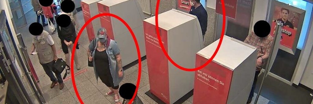 Das Bild aus der Überwachungskamera zeigt die Täter in der Sparkassenfiliale am Antonplatz.