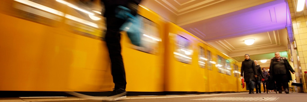 Eine U-Bahn hält im Bahnhof Friedrichstraße. Auch für die Linie U6 ist eine Verlängerung im Gespräch – zur Urban Tech Republic auf dem Gelände des ehemaligen Flughafens Tegel.<br>