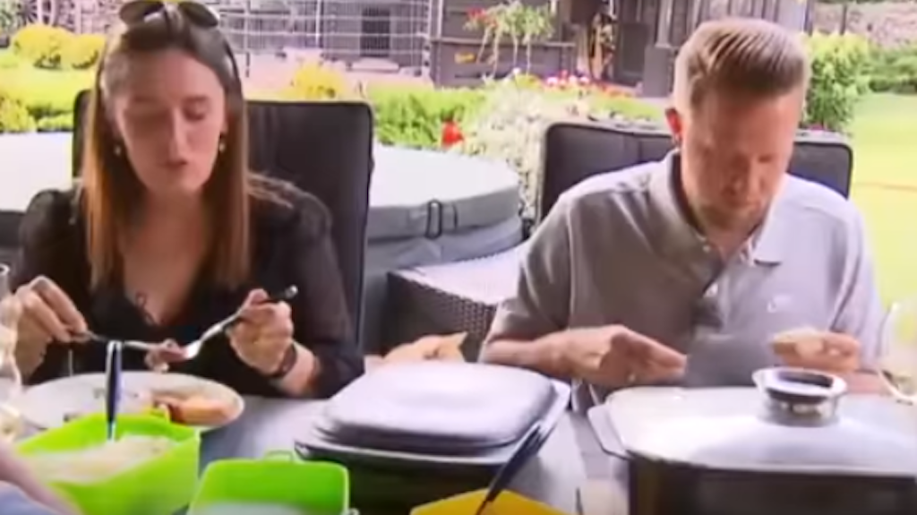 Emily und Robert sind mittlerweile im Alltag angekommen und besuchen die Familie.