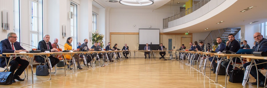 Der Medienausschuss des sachsen-anhaltinischen Landtags tagt in der Kantine, um Abstand halten zu können.
