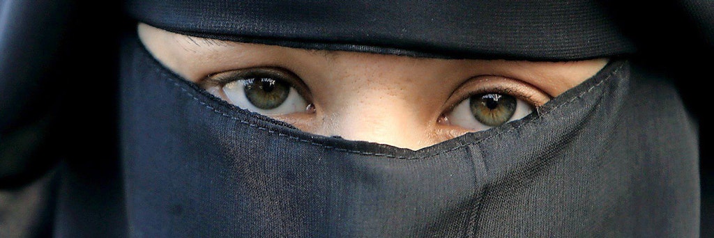 Normalerweise erlaubt, am Steuer verboten - der Niqab: Muslimische Frauen am Steuer müssen ihr Gesicht zeigen.