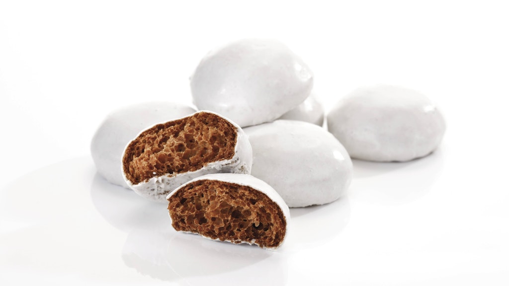 Pfeffernüsse können nach dem Backen noch mit weißer Glasur überzogen werden.