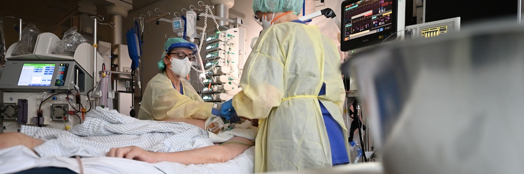Pflegerinnen auf einer Intensivstation für Covid-19-Patienten des Klinikum Stuttgart.