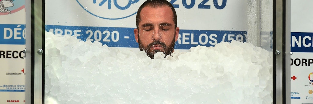 Der Franzose Romain Vandendorpe kämpfte mit geschlossenen Augen gegen die Kälte der Eiswürfel an. 