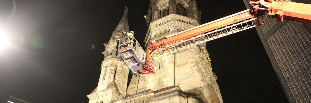 Die Feuerwehr setzte an der Gedächtniskirche auch schweres Gerät ein, um die Drohne zu bergen.