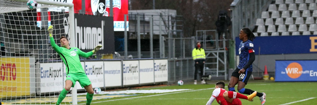 Vincenzo Grifo köpft zum 1:0 ein. Herthas Torwart Alexander ist da chancenlos.