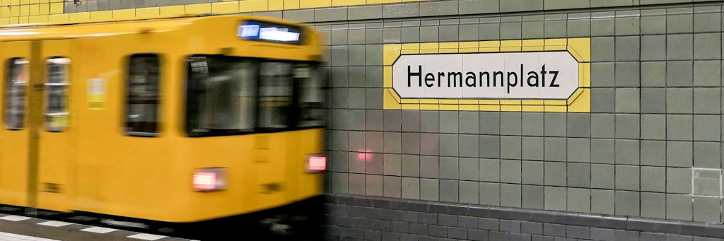 Eine U-Bahn der Linie 7 fährt im U-Bahnhof Hermannplatz ein. (Symbolfoto)