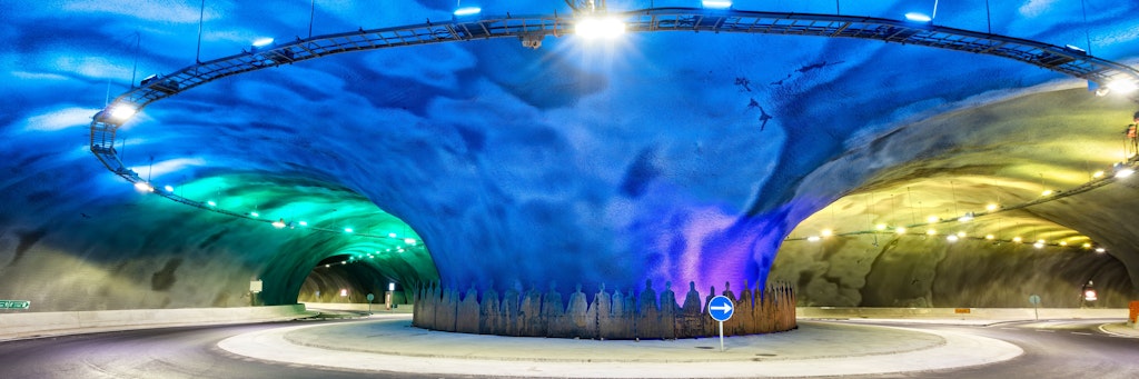 Beeindruckend: Auf den Färöer-Inseln eröffnete ein kilometerlanger Unterwassertunnel mit einem unterirdischen Kreisverkehr. 