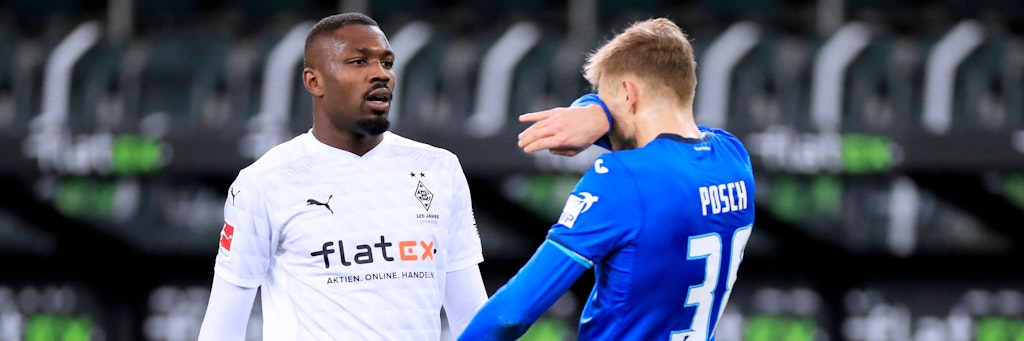 Gladbachs Marcus Thuram drehte durch und spuckte Hoffenheims Stefan Posch ins Gesicht. 