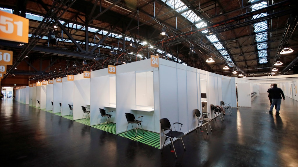 Das fertige Impfzentrum in der Arena Berlin in Treptow, das vorerst als einziges in Berlin an den Start gehen wird.