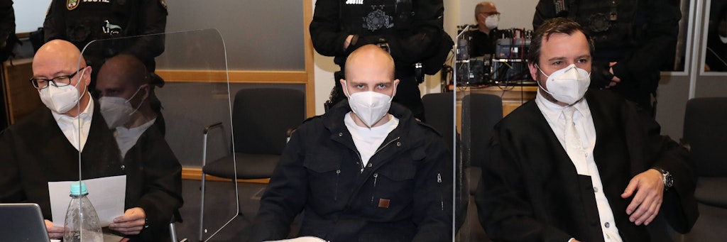 Stephan B. zwischen seinen Anwälten. Nach 25 Verhandlungstagen fiel das Urteil gegen den Rechts-Terroristen: Lebenslange Haft und Sicherungsverwahrung.