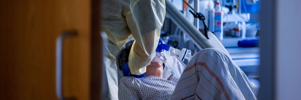 Ein Patient wird wegen seine Corona-Infektion im Krankenhaus behandelt.