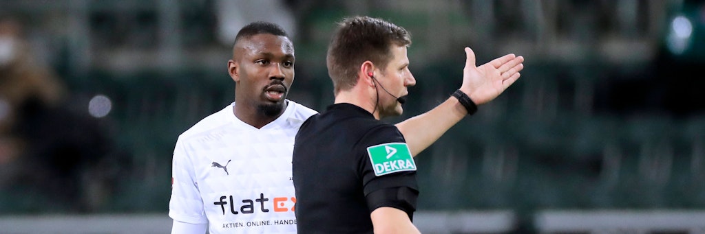 Marcus Thuram sah für Spucken ins Gesicht des Gegners von Schiri Frank Willenborg die Rote Karte und muss jetzt länger pausieren.