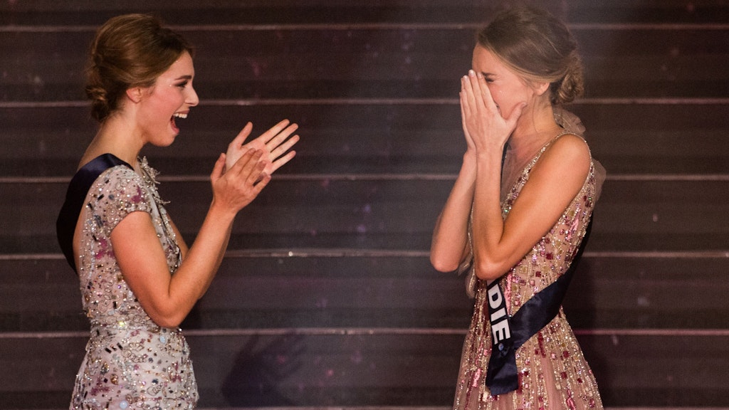 April Benayoum (l.) gratuliert Amandine Petit zu ihrem Sieg bei der „Miss France“-Wahl.