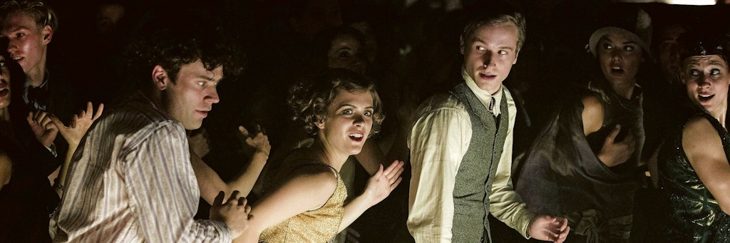 Johann Jürgens Liv Lisa Fries und Anton von Lucke tanzen in der Erfolgs-Serie „Babylon Berlin“.