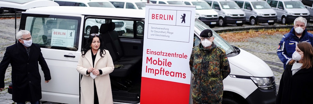 Gesundheitssenatorin Dilek Kalayci (2.v.l, SPD) stellt die mobilen Impfteams vor, die nach Weihnachten ausrücken sollen. 