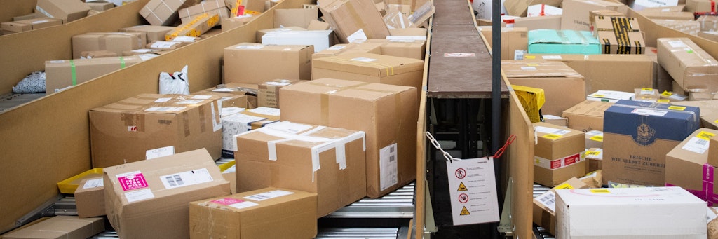 Pakete in einem Paketzentrum von Deutsche Post und DHL. 