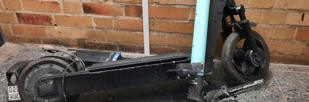 Unbekannte hatten den E-Roller ins Gleisbett geworfen.