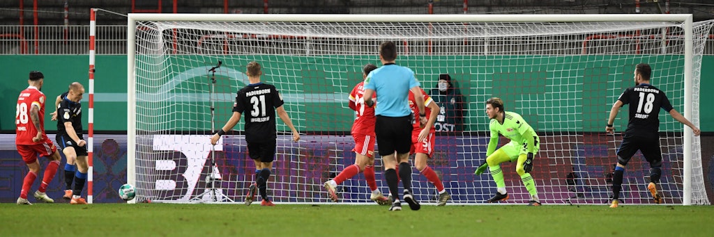 Ganz viel Platz: Sven Michel (l.) schiebt zur frühen Führung für Paderborn ein, Loris Karius ist machtlos.