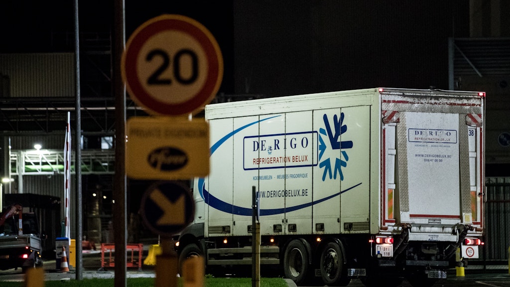 In den Lkw muss der Impfstoff für den Transport bei minus 70 Grad gelagert werden.
