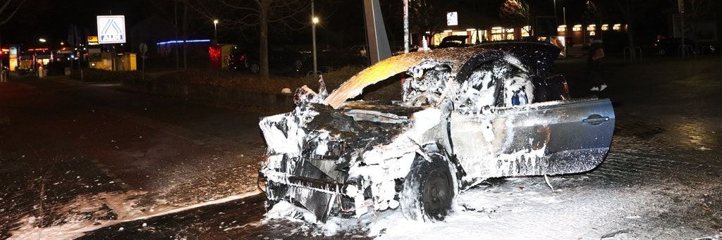 Das Fahrzeug auf dem Netto-Parkplatz in Britz wurde völlig zerstört.