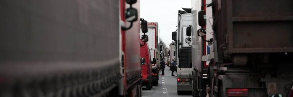 Großbritannien: Wartende Lastwagen stehen im Stau.