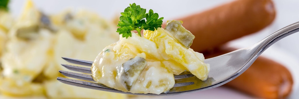 Würstchen und Kartoffelsalat kommt bei vielen Heiligabend auf den Tisch. 