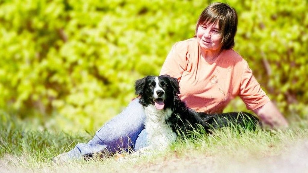 Hündin Luna ist für Carola Qual eine große Stütze in dieser Zeit. „Luna hält mich auf Trab und muntert mich auf“, sagt die 57-Jährige.<br>