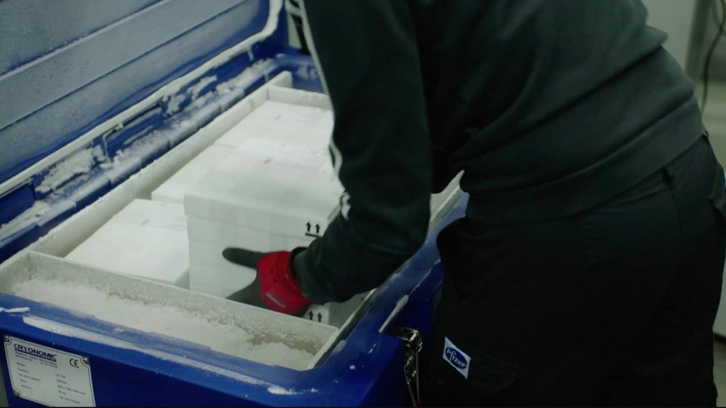 Bei Pfizer wird der Impfstoff in Transportboxen verladen. 