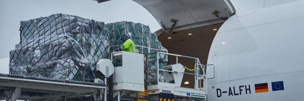 Eine Boeing 777 der Lufthansa wird mit 80 Tonnen Obst und Gemüse beladen. Als Hilfe bei der Versorgung britischer Supermärkte hat die Fluggesellschaft die Lebensmittel ins Vereinigte Königreich geflogen.