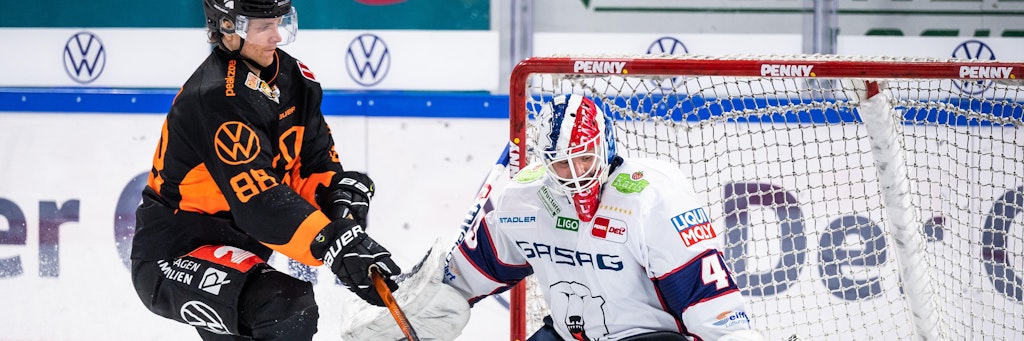 Eisbären-Keeper Tobias Ancicka macht vor Wolfsburgs Max Görtz das Tor zu.