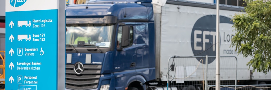 Ein Lastwagen steht vor der Pfizer-Produktionsstätte im belgischen Puurs. Die ersten Lieferungen des Corona-Impfstoffs von Pfizer-BioNTech gehen von hier in die EU-Staaten. 
