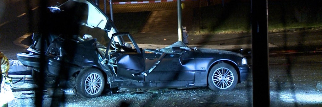 Das Wrack des völlig zerstörten BMWs