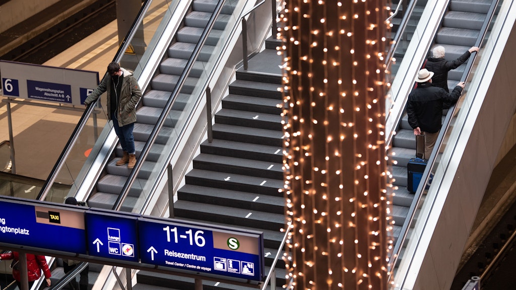 Nur wenige Reisende sind kurz vor Heiligabend am Berliner Hauptbahnhof unterwegs.