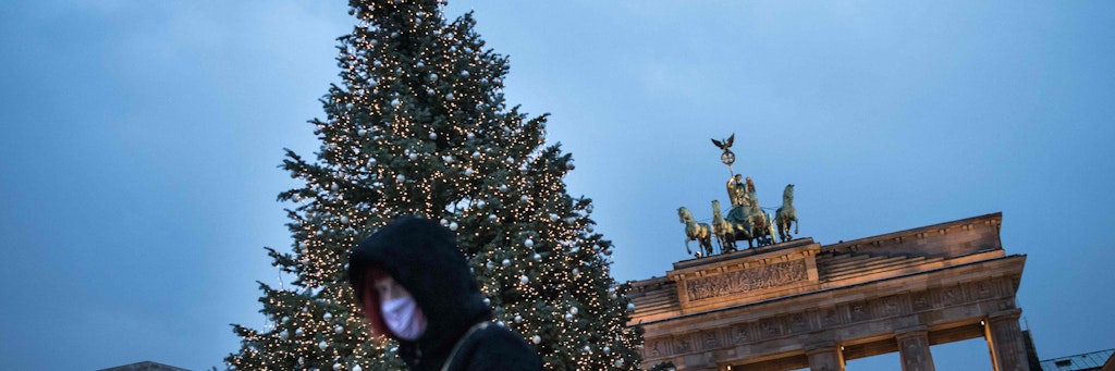 Das Brandenburger Tor in diesen Tagen: Hier finden ab Samstag die Aufbauarbeiten zur Silvesterparty statt.