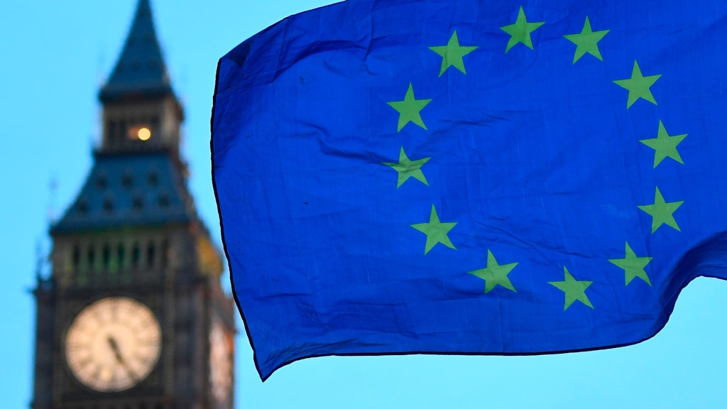 Eine EU-Flagge weht am Big Ben in London.
