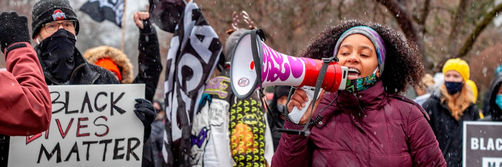 Aktivistin Sierra Mason führt einen Protestzug gegen den Vorfall in Ohio an.