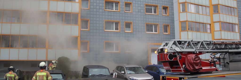 Die Feuerwehr löschte den Kellerbrand mit 105 Einsatzkräften vor Ort.