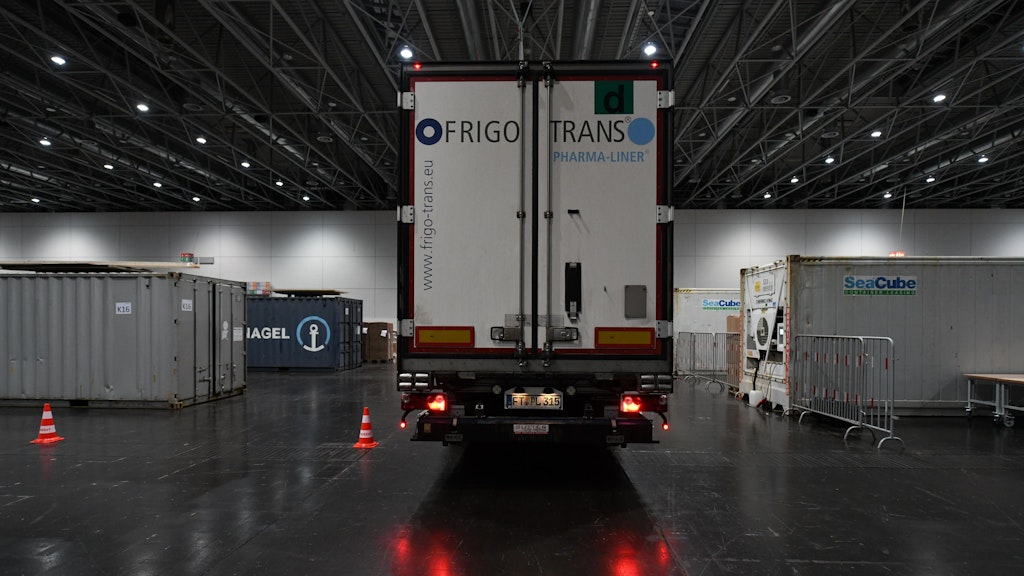 Ein LKW mit dem Corona-Impfstoff kommt im Zentrallager von Nordrhein-Westfalen an. 