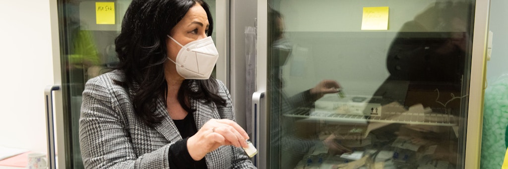 Gesundheitssenatorin Dilek Kalayci (SPD) hält ein Impffläschchen in der Hand. Das Serum lagert an einem geheimen Ort in Spezialkühlschränken.