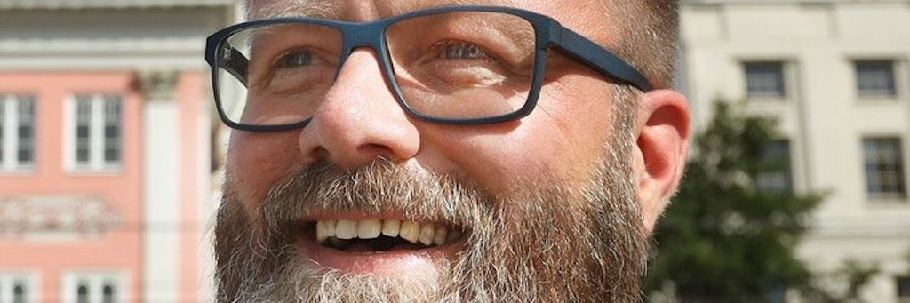 Rostocks parteiloser Oberbürgermeister Claus Ruhe Madsen fordert ein Umdenken in der Corona-Pandemie.