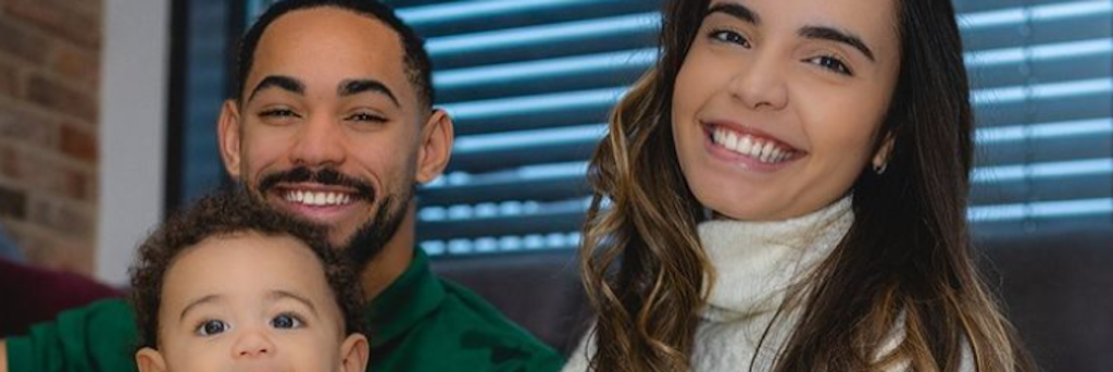 Matheus Cunha, Verlobte Gabriela und Söhnen Levi feierten Weihnachten mit Heiratsantrag.