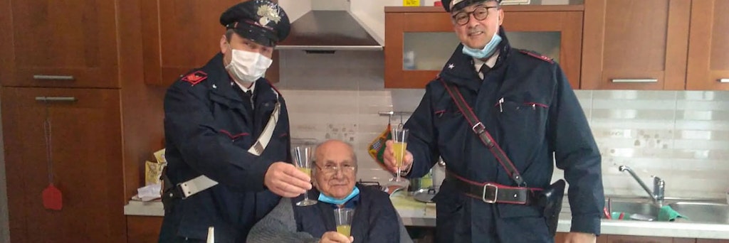 Ein Prosit auf die Polizei: Weil ein 94-Jähriger sich an Heiligabend einsam fühlte, lud er Beamte auf einen Drink ein.