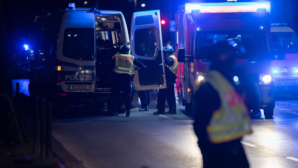 Einsatzfahrzeuge der Feuerwehr und Polizei stehen in der Nähe des U-Bahnhofs Möckernbrücke. 