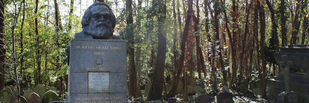 Das Grab von Karl Marx auf dem Friedhof Highgate in London auf einer Aufnahme von 2017.