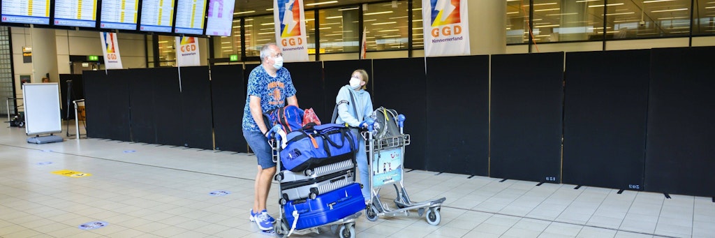 Am Amsterdamer Flughafen Schiphol muss bei der Einreise ein negativer Corona-Test vorgelegt werden.