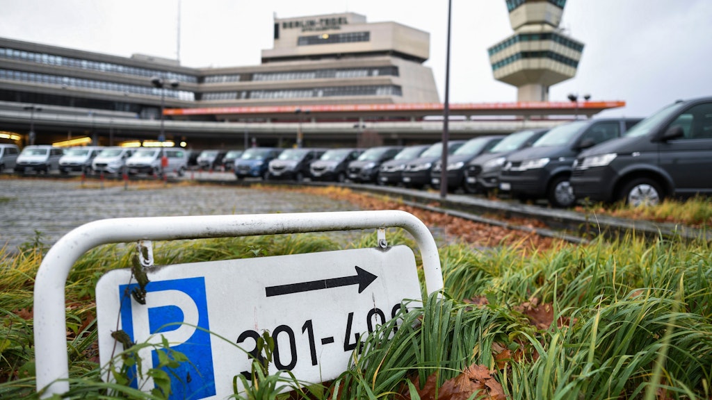 Auf dem Parkplatz vor dem einstigen Flughafen Tegel stehen die Impfmobile bereit.
